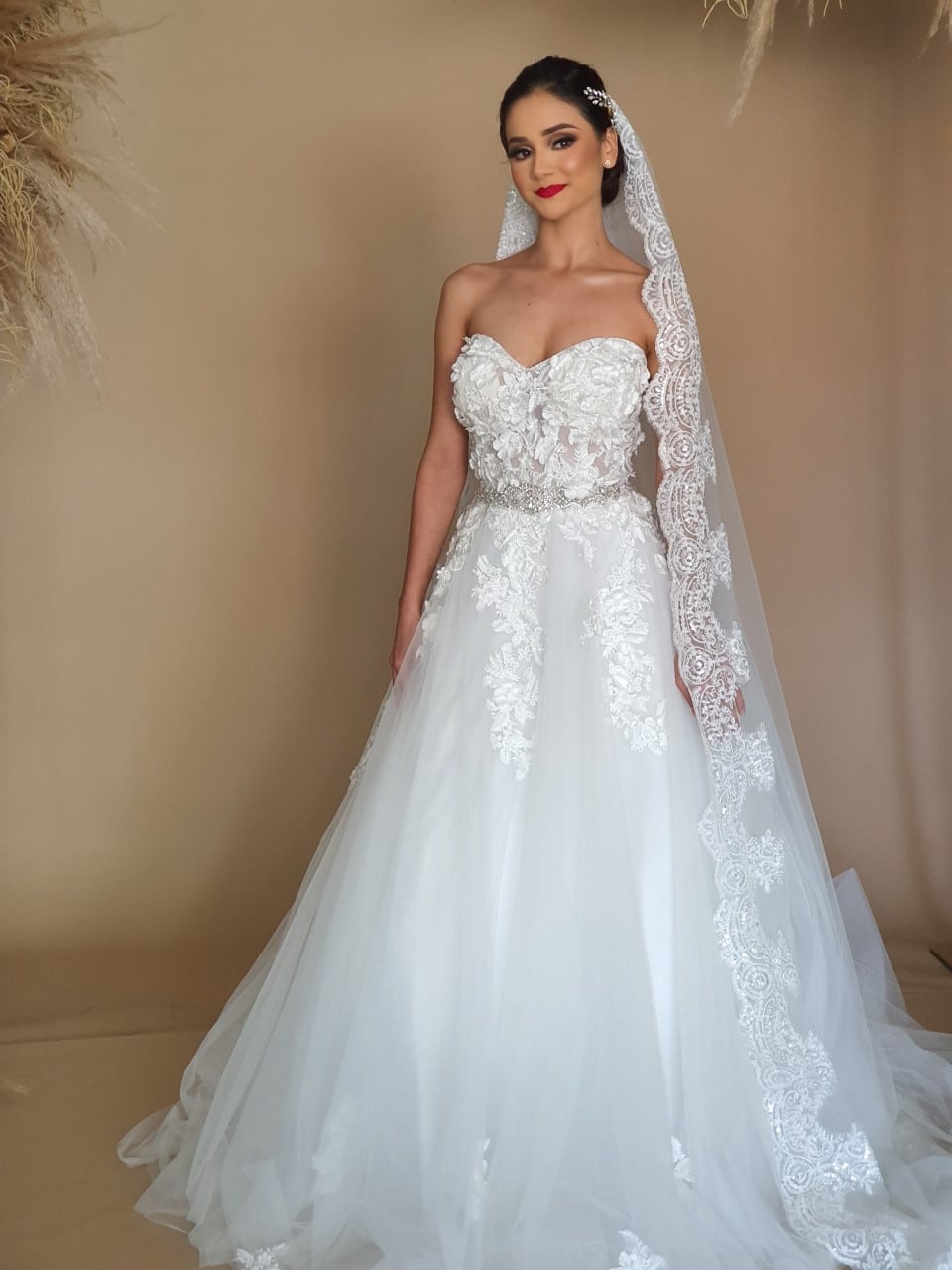 Vestidos de novia hermosos y elegantes de nuestra línea Allure -