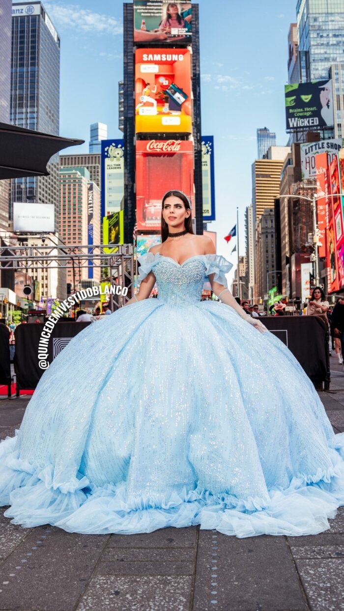 Vestidos de XV años azul 4 Times Square, New York City - Image 2