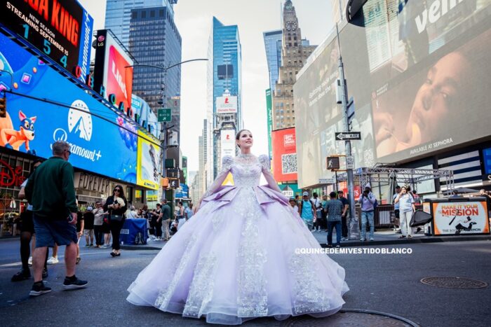 Vestido de XV lila 2 Times Square, New York City - Image 3