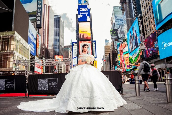 Vestidos de novia corte princesa 7 Times Square, New York City - Image 5