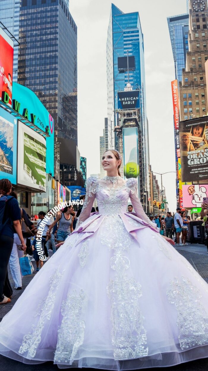 Vestido de XV lila 2 Times Square, New York City - Image 4