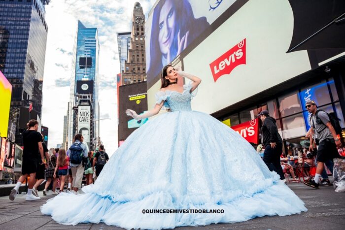 Vestidos de XV años azul 4 Times Square, New York City - Image 6