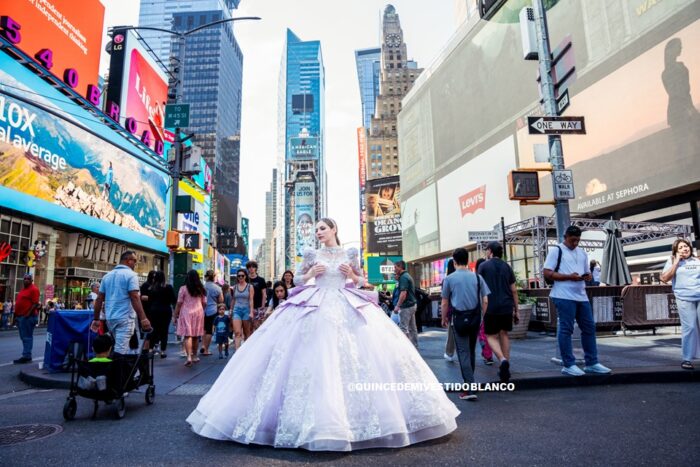 Vestido de XV lila 2 Times Square, New York City - Image 7