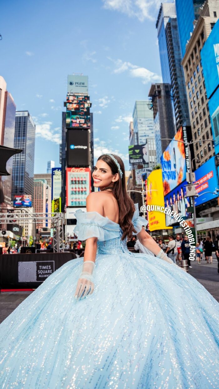 Vestidos de XV años azul 4 Times Square, New York City - Image 9